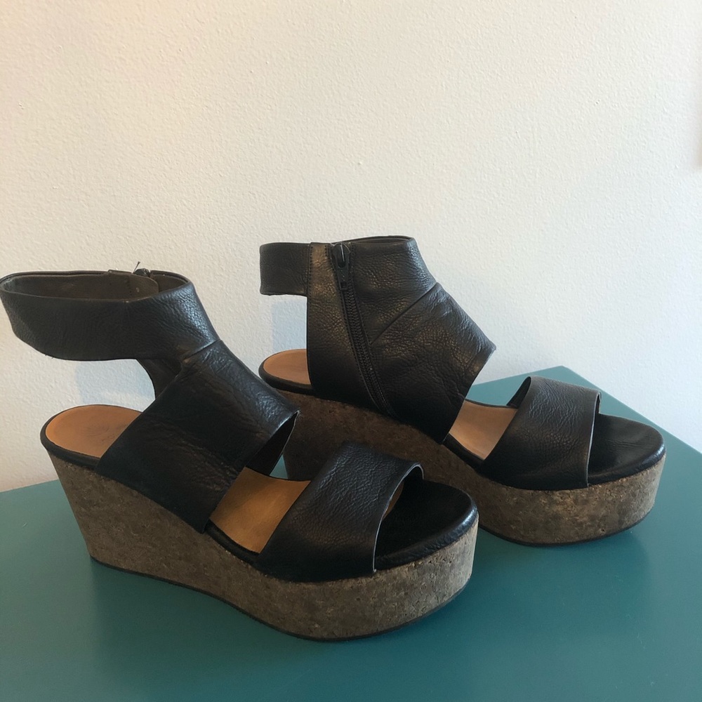 Coclico Black Leather Wedge